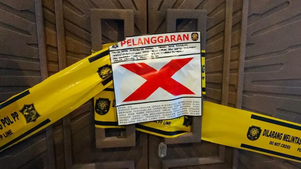 Satpol PP Surabaya menyegel Whisper Lounge and Restaurant. (Dian Kurniawan/Liputan6.com).