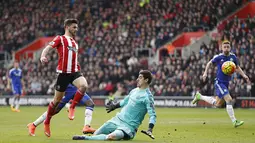 Gelandang serang Southampton, Shane Long, membobol gawang Chelsea. Pada babak pertama The Saint sempat unggul 1-0. (Reuters/John Sibley)