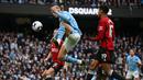 Pemain Manchester City, Erling Haaland berusaha mencetak gol ke gawang Manchester United pada laga lanjutan Liga Inggris 2023/2024 di Etihad Stadium, Manchester, Inggris, Minggu (03/03/2024) WIB. (AFP/Paul Ellis)