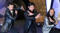 Iko Uwais, Yayan Ruhian dan Cecep Arif Rahman jelang premier film Star Wars The Force Awakens di XXI Senayan City, Jakarta, Selasa (15/12/2015). Tiga aktor Indonesia tersebut ikut memerankan  film seri Star Wars yang ke-7. (Liputan6.com/Angga Yuniar)