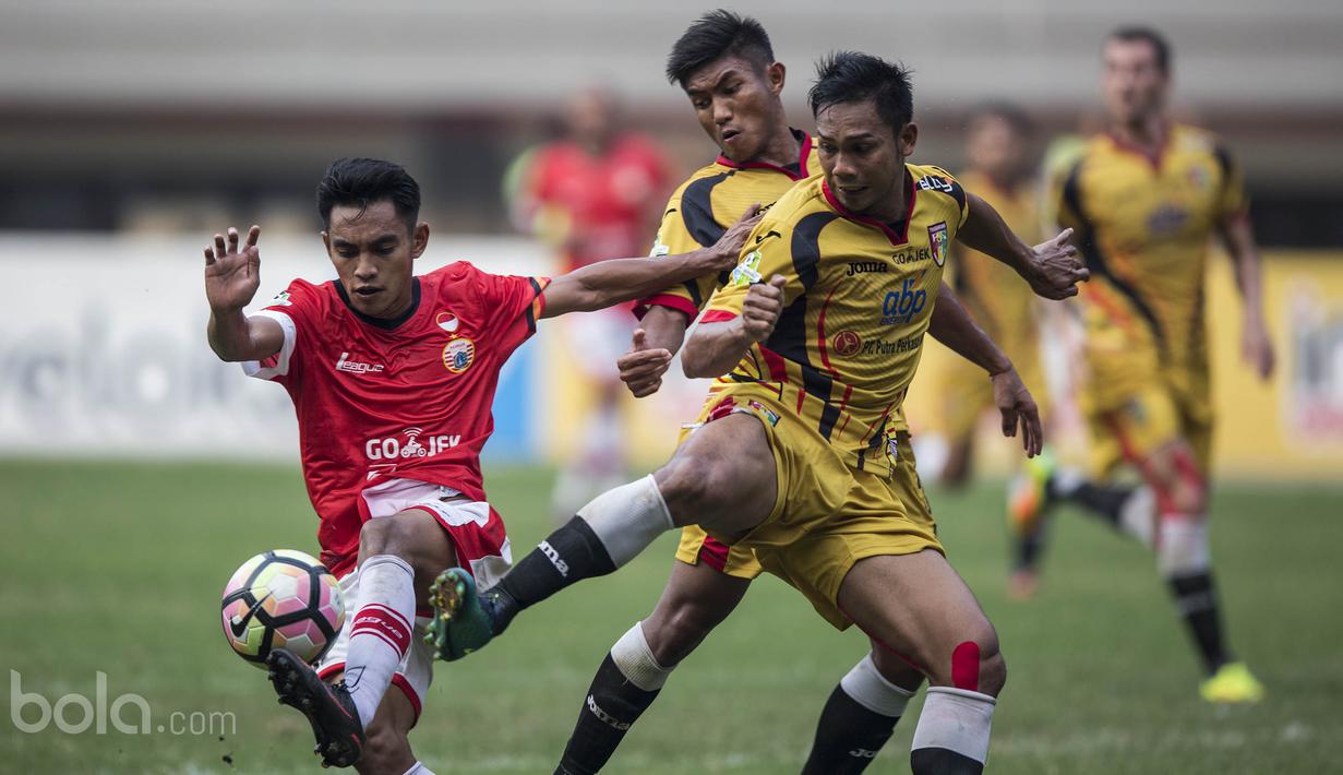 Gelandang Persija Jakarta, Abrizal Umanailo, berusaha melewati bek Mitra Kukar, Saepuloh Maulana, pada laga Liga 1 di Stadion Patriot, Bekasi, Minggu (14/5/2017). Kedua tim bermain imbang 1-1. (Bola.com/Vitalis Yogi Trisna)