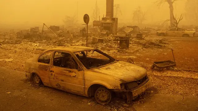 FOTO: Kebakaran Hutan California Ikut Hanguskan Kendaraan