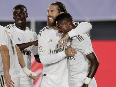 Para pemain Real Madrid merayakan gol yang dicetak oleh Vinicius Junior ke gawang Real Mallorca pada laga La Liga di Stadion Alfredo Di Stefano, Kamis (25/6/2020). Real Madrid menang 2-0 atas Real Mallorca. (AP/Bernat Armangue)