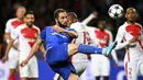 Striker Juventus, Gonzalo Higuain, berupaya membobol gawang Monaco pada laga Liga Champions di Stadion Stade Louis II, Monaco, Rabu (3/5/2017). Monaco kalah 0-2 dari Juventus. (AFP/Franck Fife)