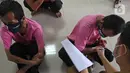 Petugas mendata Warga Binaan sosial di Panti Sosial Bina Insan, Cipayung, Jakarta, Selasa (14/9/2021). Sebanyak 180 warga binaan sosial telah menerima vaksin Covid-19 sebagai upaya percepatan pemerataan penerima vaksin Covid-19 di DKI. (Liputan6.com/Herman Zakharia)