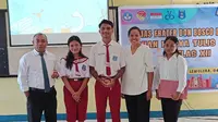 Pelajar SMA Smater Don Bosco Kabupaten Lembata, NTT, Yopiana Sifra Ardit dan Robertus Belarminus L. Hobamatan pose bersama guru-guru (Liputan6.com/Ola Keda)