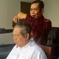 Agus Wahidin sedang mencukur rambut SBY