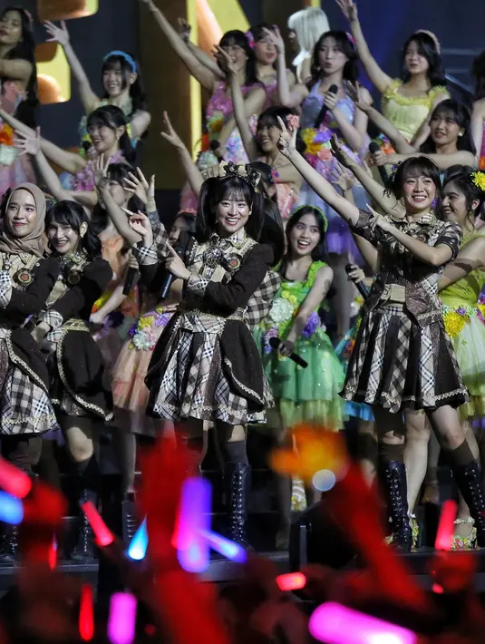 Malam itu total 122 member baik lama maupun baru memeriahkan anniversary ke-10 JKT48. Semua larut dalam euforia. (Adrian Putra/Fimela.com)