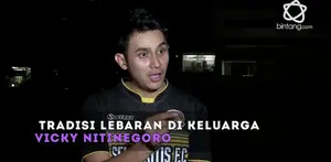 Tradisi berbagi THR di keluarga Vicky Nitinegoro pada Hari Raya Idul Fitri 1438 H.