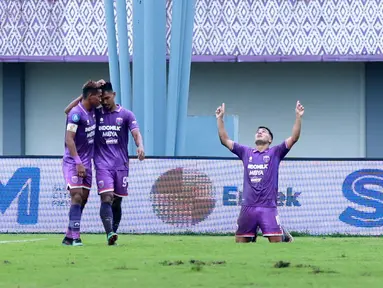 Pemain Persita Tangerang, Ezequiel Vidal, melakukan selebrasi setelah mencetak gol ke gawang PSS Sleman pada laga pekan ke-28 BRI Liga 1 2022/2023 di Stadion Indomilk Arena, Tangerang, Kamis (2/3/2023). Persita menang dengan skor 2-1. (Bola.com/M Iqbal Ichsan)