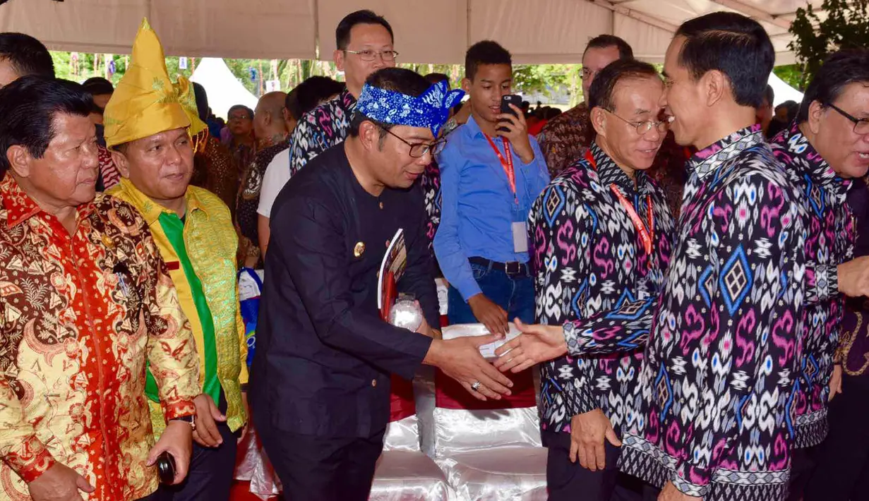 Presiden Joko Widodo bersalaman dengan Walikota Bandung, Ridwan Kamil saat peringatan Hari Pers Nasional 2016 di Kawasan Ekonomi Khusus Mandalika, Kabupaten Lombok Tengah, Nusa Tenggara Barat (NTB), Selasa (9/2). (Setpres/Agus Suparto)