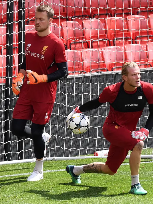 Dua kiper Liverpool, Simon Mignolet (kiri) dan Loris Karius sesi pelatihan di stadion Anfield, Inggris (21/5). Final Liga Champions antara Liverpool dan Real Madrid akan berlangsung 26 Mei mendatang di Stadion NSC Olimpiyskiy, Kiev. (AFP Photo/Paul Ellis)