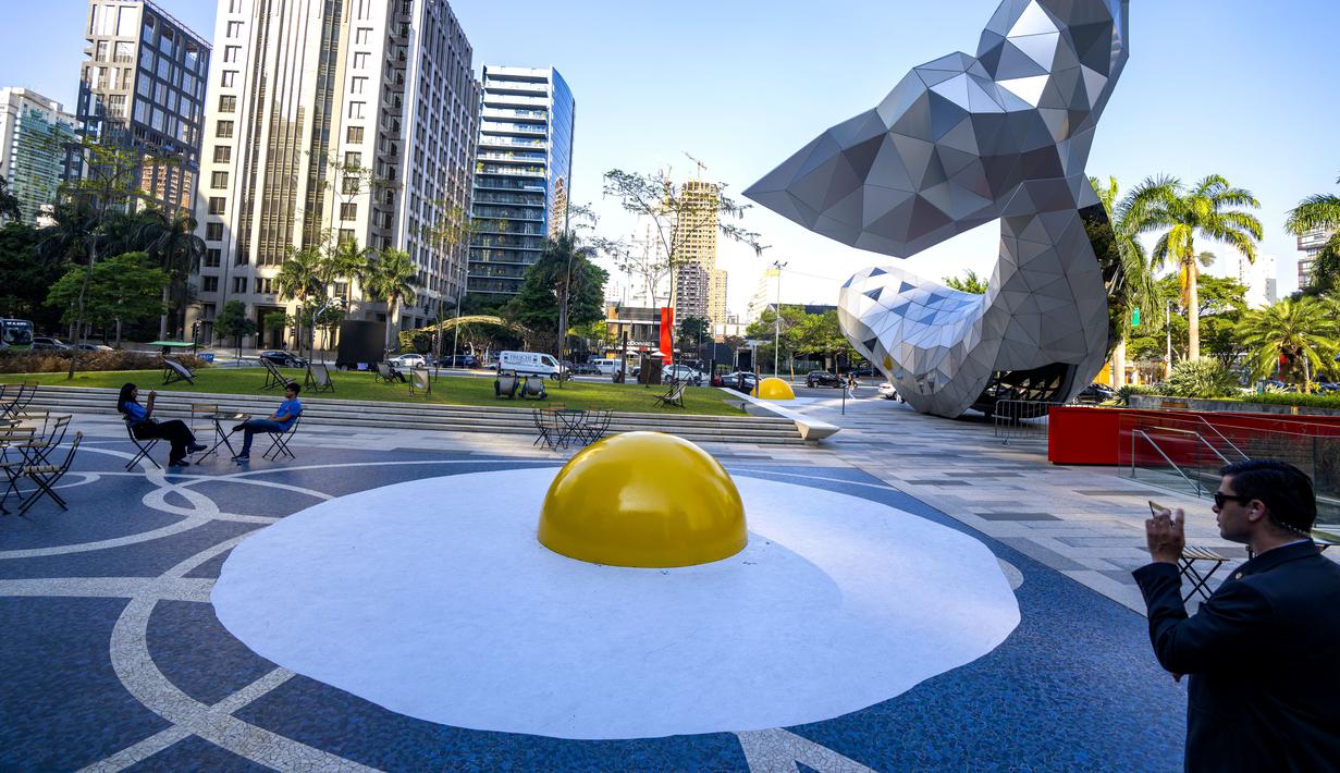 Instalasi seni bertajuk "Art Eggcident", karya seniman Belanda Henk Hofstra, patung telur goreng raksasa, menutupi halaman di luar sebuah gedung komersial di Sao Paulo, Brasil, Rabu, 20 September 2023. (AP Photo/Andre Penner)