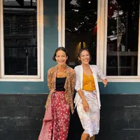 Tak jarang melihat Putri Marino dalam balutan kain Nusantara. Dalam foto ini, Putri Marino tampak memadukan kebaya dengan kancing terbuka, innerwear hitam, dan kain merah bercorak floral sebagai bawahan. Nuansa kasual penampilan ini didapatkan dari sneakers putih favoritnya. Foto: Instagram.