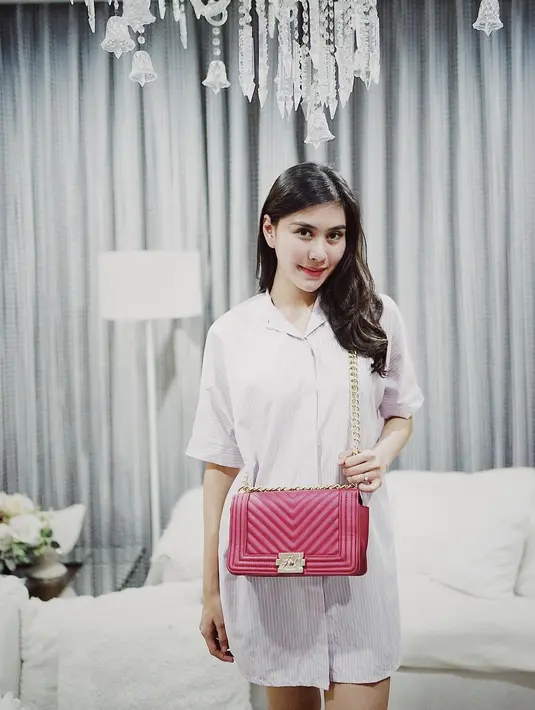 Selain simple, tak jarang juga Syahnaz terlihat seksi dengan busananya. Seperti di foto ini, Syahnaz memakai oversized kemeja berwarna putih tanpa memakai celana sehingga kakinya yang jenjang terlihat seksi. (Instagram/syahnazs)