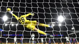 Kiper Chelsea, Djordje Petrovic, berusaha menghalau bola saat melawan Crystal Palace pada laga Liga Inggris di Stadion Selhurst Park, London, Selasa (13/2/2024). (AFP/Glyn Kirk)