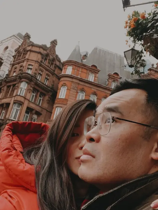 Dalam kesehariannya, Laura Basuki kerap mengunggah momen mesra bersama suami yang memiliki usia 11 tahun lebih tua darinya. Ia pun selalu tersenyum bahagia saat memiliki momen bersama suami dan keluarga kecilnya. (Liputan6.com/IG/@laurabas)