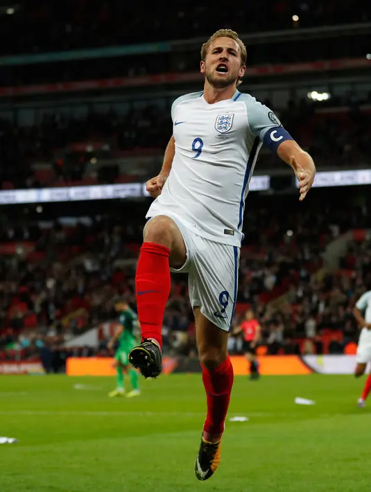 Pesawat terbang kertas terlihat saat perayaan gol Penyerang Inggris, Harry Kane ke gawang Slovenia pada grup F kualifikasi Piala Dunia 2018 di stadion Wembley, London, (5/10). ). (AFP Photo/Adrian Dennis)
