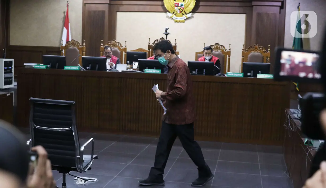 Terdakwa eks Wakil Ketua DPR RI Azis Syamsuddin saat menjalani sidang di Pengadilan Tipikor, Jakarta, Senin (6/12/2021). Azis menjalani sidang perdana pembacaan surat dakwaan JPU KPK terkait dugaan suap pengurusan perkara yang sedang ditangani KPK di Lampung Tengah. (Liputan6.com/Angga Yuniar)