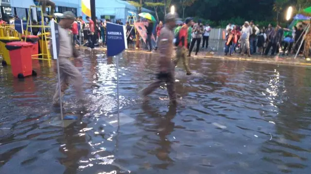 Hujan menyambut datangnya perayaan Closing Ceremony Asian Games 2018.(Tommy/Liputan6.com)