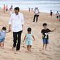 Presiden Jokowi mengajak cucunya bermain di Pantai Nusa Dua Bali di libur lebaran. (Setpres)