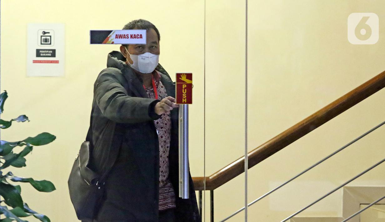 Koordinator Masyarakat Antikorupsi Indonesia (MAKI) Boyamin Saiman usai menjalani pemeriksaan di Gedung KPK, Jakarta, Selasa (17/5/2022). Boyamin Saiman diperiksa dalam kapasitas jabatan Direktur PT Bumirejo sebagai saksi terkait dugaan pencucian uang yang dilakukan Bupati Banjarnegara nonaktif, Budhi Sarwono. (Liputan6.com/Helmi Fithriansyah)