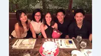 Sarah Noon merayakan ulang tahunnya bersama Rio Haryanto dan teman-temannya. (Facebook/Sarah Noon)