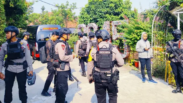 Pihak kepolisian menyisir SDN Srengseng Sawah 15, Jagakarsa, Jakarta Selatan usai mendapat ancaman bom.