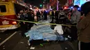 <p>Jenazah para korban, yang diyakini menderita serangan jantung, ditutupi di distrik kehidupan malam populer Itaewon di Seoul, Korea Selatan, Minggu (30/10/2022). Data terbaru yang dirilis pihak berwenang menyebut setidaknya 146 orang telah tewas dan 150 orang lainnya terluka dalam tragedi Halloween Itaewon. (Photo by JUNG YEON-JE / AFP)</p>