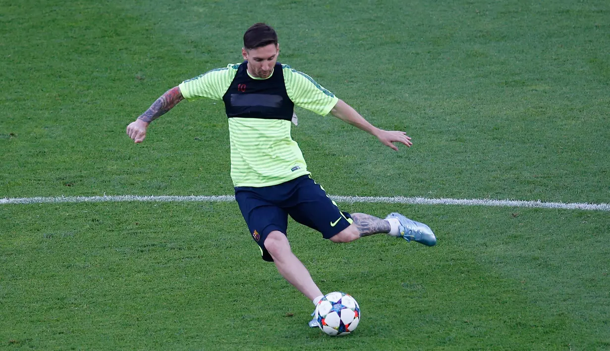 Penyerang Barcelona, Lionel Messi menendang bola saat melakukan sesi latihan di Olympiastadion Berlin, Jerman (5/6/2015). Barcelona akan menghadapi Juventus di Final Liga Champions. (Reuters/Fabrizio Bensch)