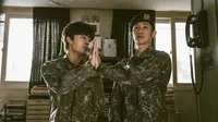 Koo Kyo Hwan dan Jung Hae In dalam serial D.P. (Foto: Netflix)