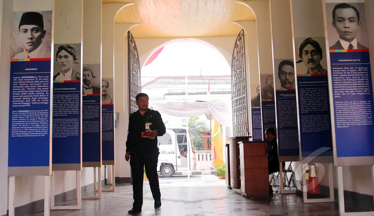 Seorang petugas berjalan di koridor masuk Museum Kebangkitan Nasional di Jakarta, Rabu (20/5). Hari Kebangkitan Nasional yang diperingati hari ini merupakan refleksi mengenang masa memperjuangkan kemerdekaan. (Liputan6.com/Helmi Afandi)