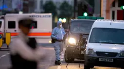 Petugas forensik menyelidiki lokasi penyerangan pisau di Russell Square, pusat kota London, Inggris, Kamis (4/8). Satu orang perempuan tewas dan lima orang lainnya terluka akibat aksi serangan pisau yang dilakukan oleh seorang pria. (JUSTIN Tallis/AFP)