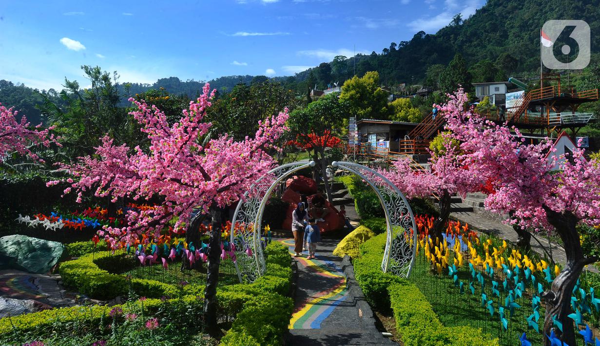 Wisatawan menikmati tempat wisata yang Instagrammable di kawasan Puncak Dua, Sukamakmur, Bogor, Jumat (6/1/2023). Meski kawasan Puncak Dua belum dikembangkan secara maksimal oleh Pemkab Bogor dan pemerintah pusat, warga seputar Jabodetabek dan Cianjur tetap antusias mengunjungi kawasan ini sebagai tempat wisata alternatif selain kawasan Puncak dan sekitarnya yang selalu didominasi kemacetan lalu lintas. (merdeka.com/Arie Basuki)