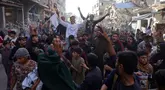 Warga Palestina mengambil bagian saat berunjuk rasa memprotes Hamas dan menyerukan diakhirinya perang dengan Israel, di Beit Lahia di Jalur Gaza utara pada 26 Maret 2025. (Foto oleh AFP)
