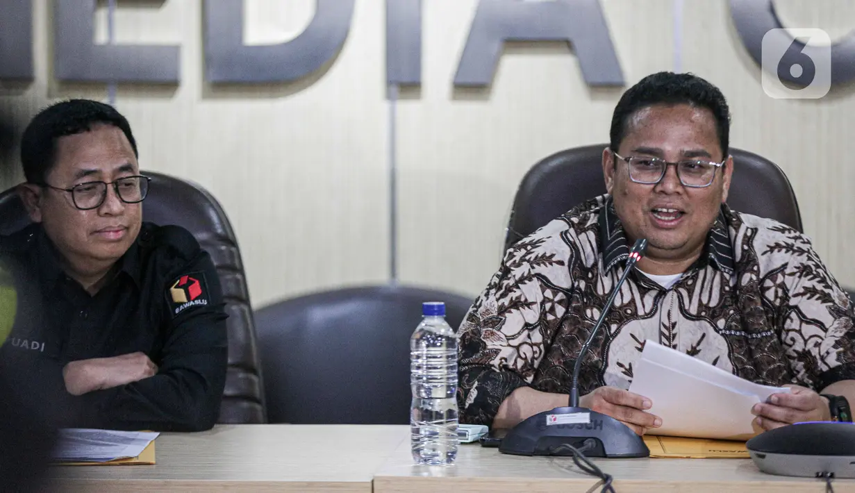 Selain itu, Bagja menuturkan Bawaslu menangani 126 dugaan pelanggaran konten internet (siber) terkait Pemilu. Temuan tersebut berasal dari patroli pengawasan siber, penelusuran melalui Intelligent. (Liputan6.com/Faizal Fanani)