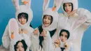 Mendekatkan diri dengan Bunnies, NewJeans tampil imut dengan sweater dan headband telinga kelinci [@newjeans_official]