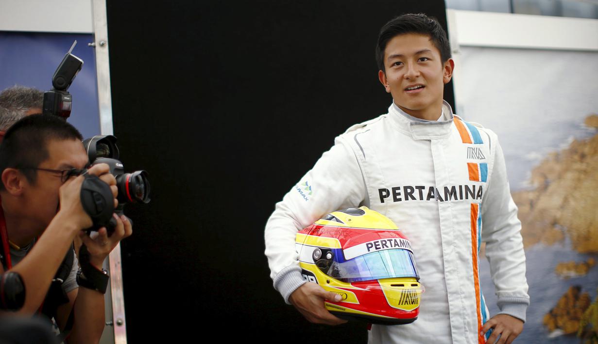 Pembalap F1 tim Manor Racing, Rio Haryanto saat sesi pemotretan driver sebelum persiapan Australian Formula One Grand Prix di Melbourne, (17/3). GP Australia akan diselenggarakan 20 maret nanti di Sirkuit Albert Park Street. (REUTERS / Jason Reed)