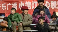 Kong Zhenlan, seorang wanita berusia 67 tahun di Jinzhong, Shanxi, mengadopsi 40 anak-anak terlantar dalam 40 tahun terakhir. 
