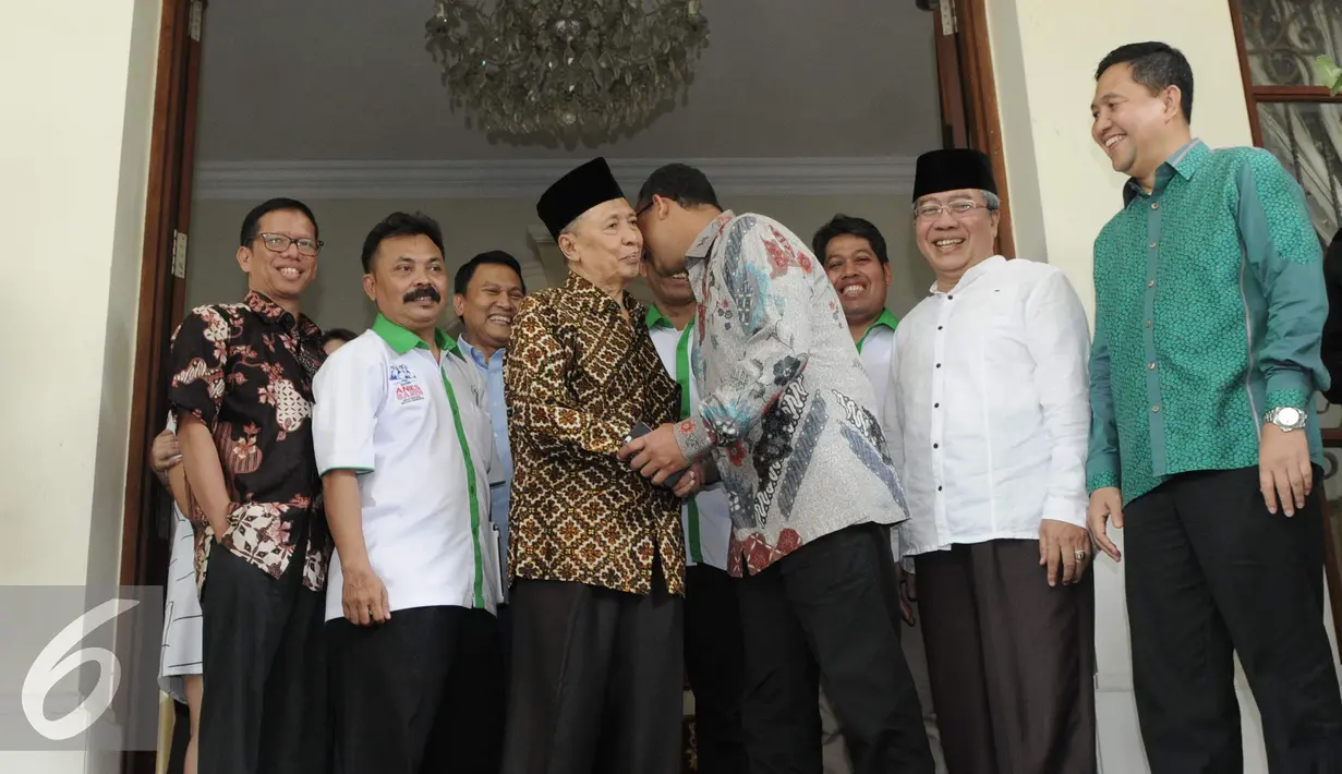 Anies Baswedan berpamitan kepada Hamzah Haz seusai kunjungan ke kediaman Hamzah Haz, di Patra Kuningan XV, Jakarta, Rabu (16/11). ). Anies menuturkan kedatangannya untuk berdiskusi dan bersilaturahmi. (Liputan6.com/Helmi Affandi)