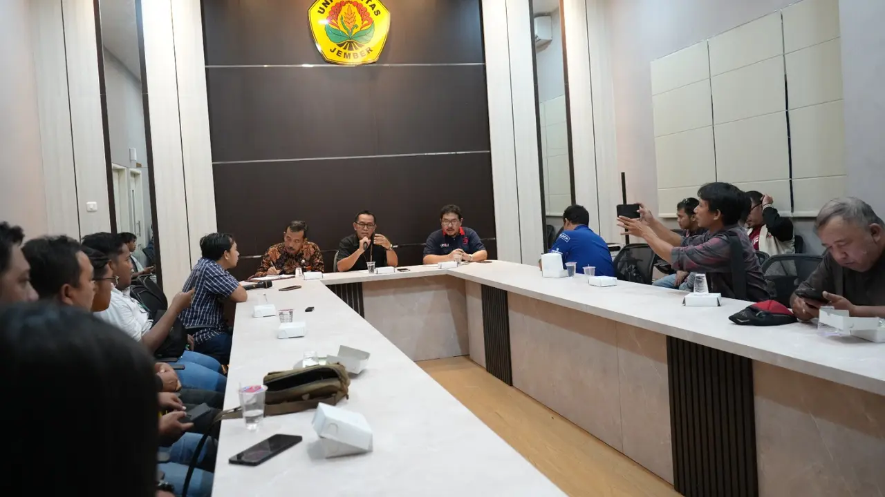 Wakil Rektor III Bidang Kemahasiswaan&Alumni, Dr Fendi Setyawan (tengah) dalam jumpa pers (Istimewa)