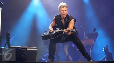 Aksi Bon Jovi di depan 40 ribu penonton yang memadati Stadion Utama Gelora Bung Karno (SUGBK), Jakarta, Jumat (11/9/2015). Bon Jovi membayar kerinduan para penggemarnya di Indonesia dengan aksi yang memukau. (Liputan6.com/Faizal Fanani)