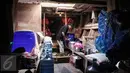 Seorang awak kapal menyiapkan makanan diatas kapal ekspedisi napak tilas "Spirit of Majapahit" di Jakarta, (11/5).  Kapal akan mengarungi lautan rute Jakarta, Pontianak, Brunei Darussalam, Manila, Taiwan, Okinawa dan Tokyo. (Liputan6.com/Faizal Fanani)