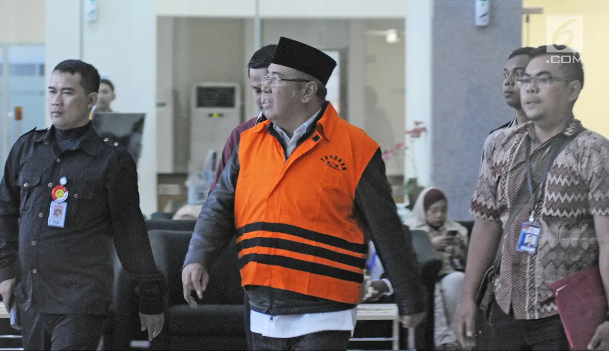 Calon gubernur Sulawesi Tenggara (Sultra) Asrun usai menjalani pemeriksaan di Gedung KPK, Jakarta, Kamis (1/3). Asrun ditetapkan sebagai tersangka suap bersama anaknya, Wali Kota Kendari Adriatma Dwi Putra. (Liputan6.com/Herman Zakharia)