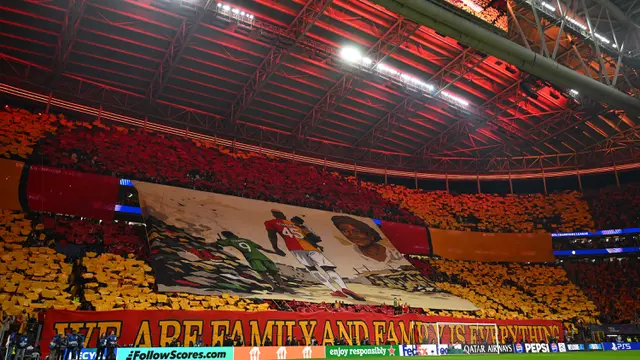 Foto: Momen Respect Suporter Galatasaray Berikan Tribut untuk Victor Osimhen saat Galatasaray Tumbangkan Liverpool di Liga Champions