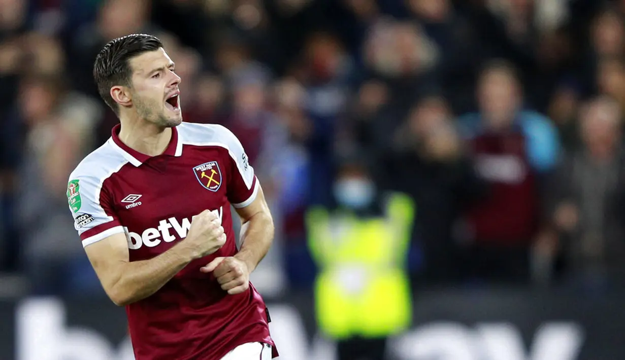 Pemain West Ham United Aaron Cresswell melakukan selebrasi usai mencetak gol saat adu penalti dengan Manchester City pada pertandingan Piala Liga Inggris di London Stadium, London, Inggris, 27 Oktober 2021. Manchester City kalah lewat adu penalti. (AP Photo/Ian Walton)