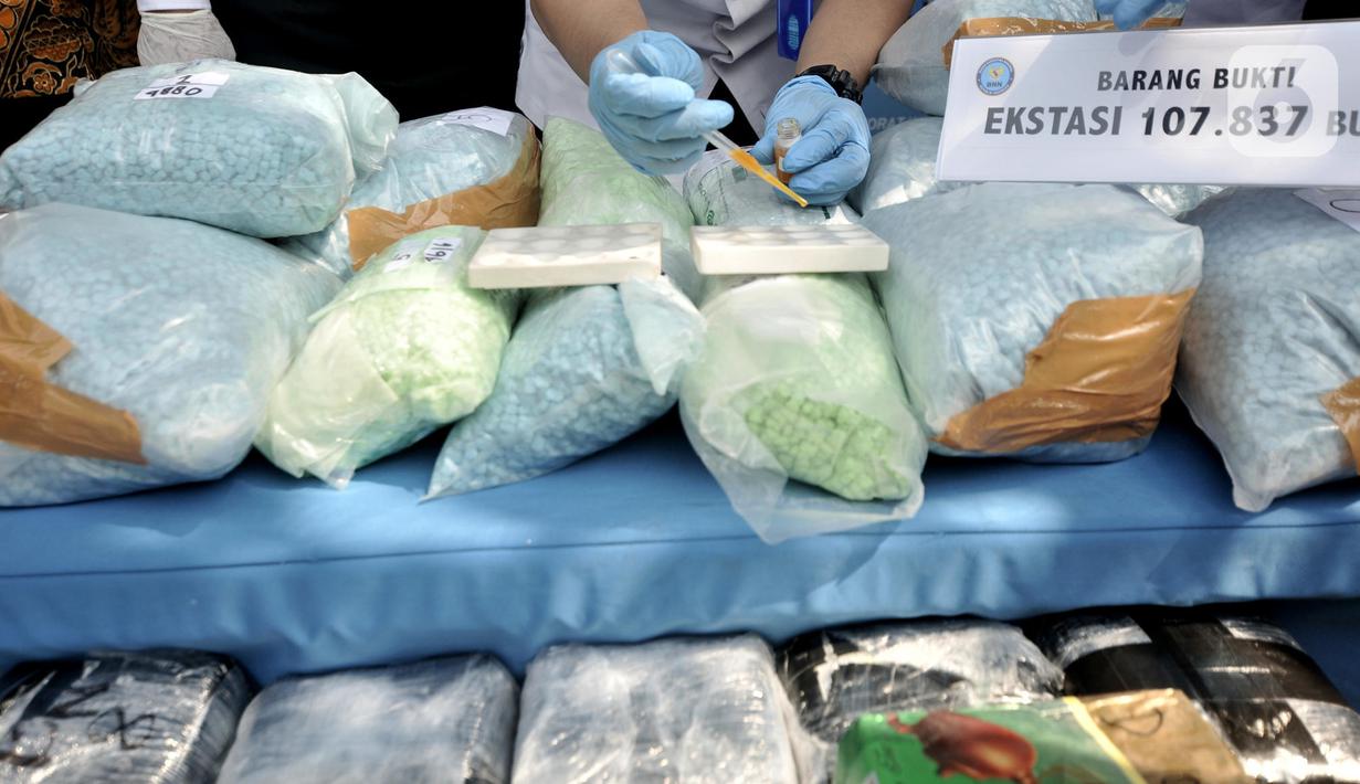 Petugas melakukan tes laboratorium barang bukti narkotika sebelum pemusnahan di Kantor BNN, Jakarta, Senin (9/12/2019). BNN memusnahkan 82,6 kilogram sabu dan 108 ribu butir ekstasi hasil pengungkapan enam kasus selama September hingga November 2019. (Liputan6.com/Iqbal Nugroho)