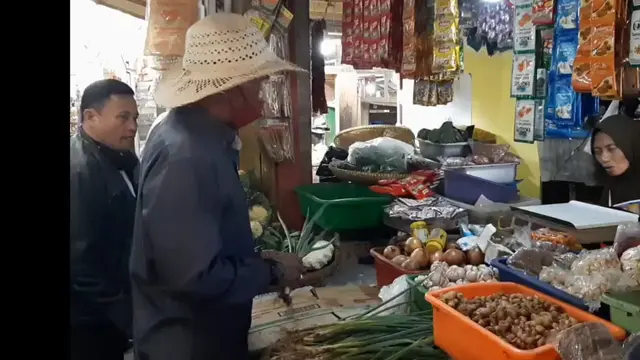 Sejumlah petugas Dinas Koperasi, UKM dan Perdagangan Perindustrian Tasikmalaya tengah melakukan pengecekan sejumlah harga komoditas menjelang libur nataru.