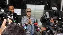 Zaskia Gotik memberikan keterangan pers usai menjenguk Julia Perez di RSCM, Jakarta, Selasa (27/12). Zaskia Gotik mengaku membawakan jengkol saat menjenguk Jupe. (Liputan6.com/Herman Zakharia)