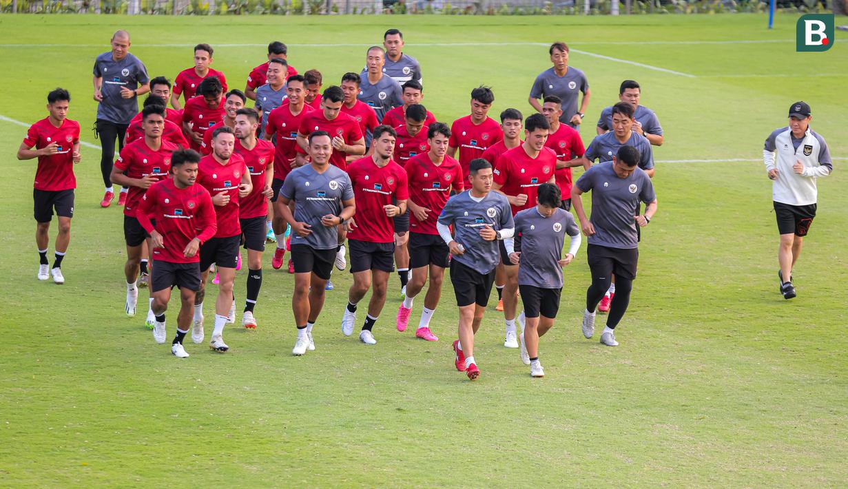 Sejumlah pemain dan pelatih Timnas Indonesia melakukan pemanasan saat latihan menjelang laga leg pertama Kualifikasi Piala Dunia 2026 zona Asia melawan Brunei Darussalam di Lapangan A Kompleks Stadion Utama Gelora Bung Karno (SUGBK), Senayan, Jakarta, Senin (09/10/2023). (Bola.com/Bagaskara Lazuardi)
